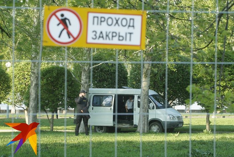 Забор вокруг сквера появился вокруг сквера в ночь с воскресенья на понедельник. Фото: Алексей БУЛАТОВ