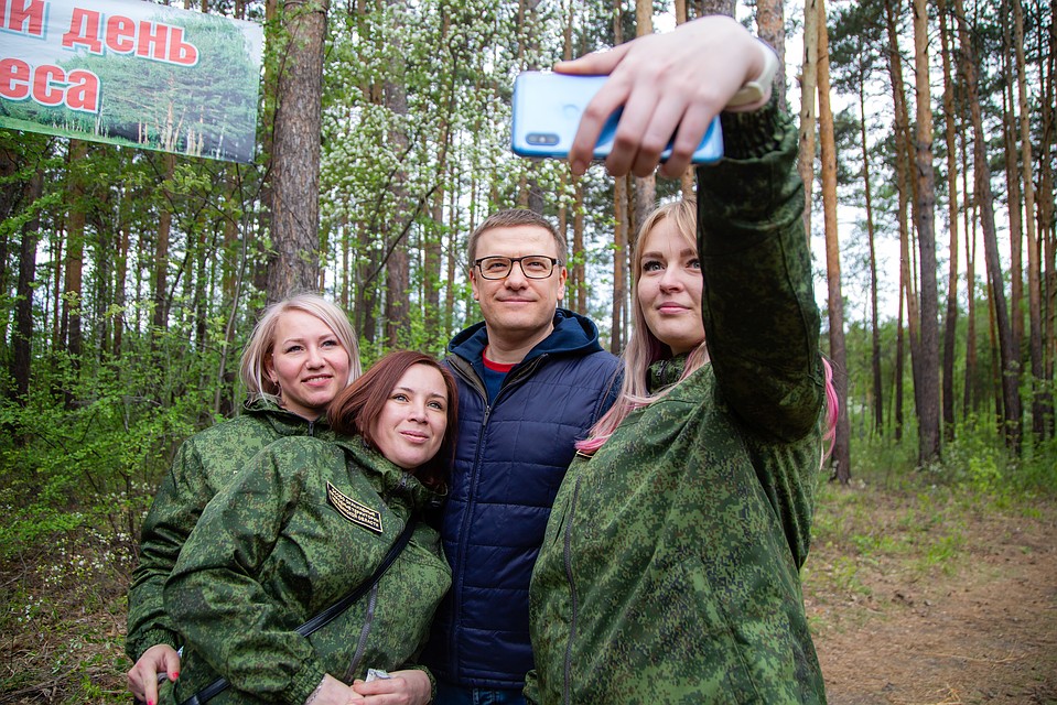Волонтеры сделали фото на память с главой региона. Фото: Валерий ЗВОНАРЕВ