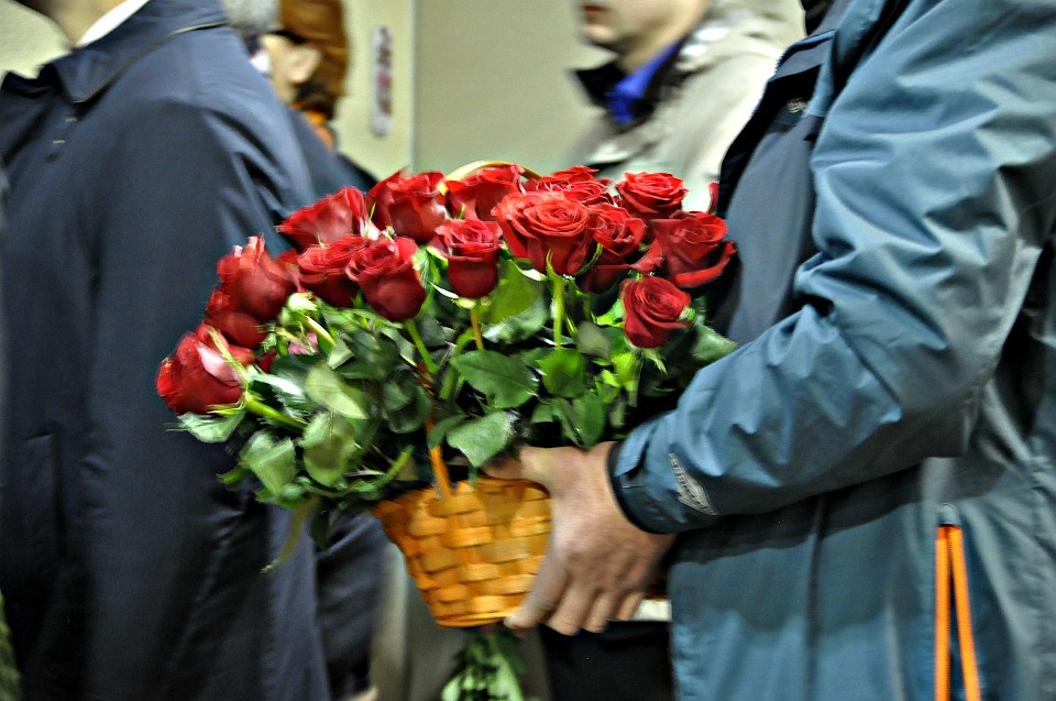 Поток из людей, желающих возложить цветы, не прекращался. Фото: Светлана УФИМЦЕВА
