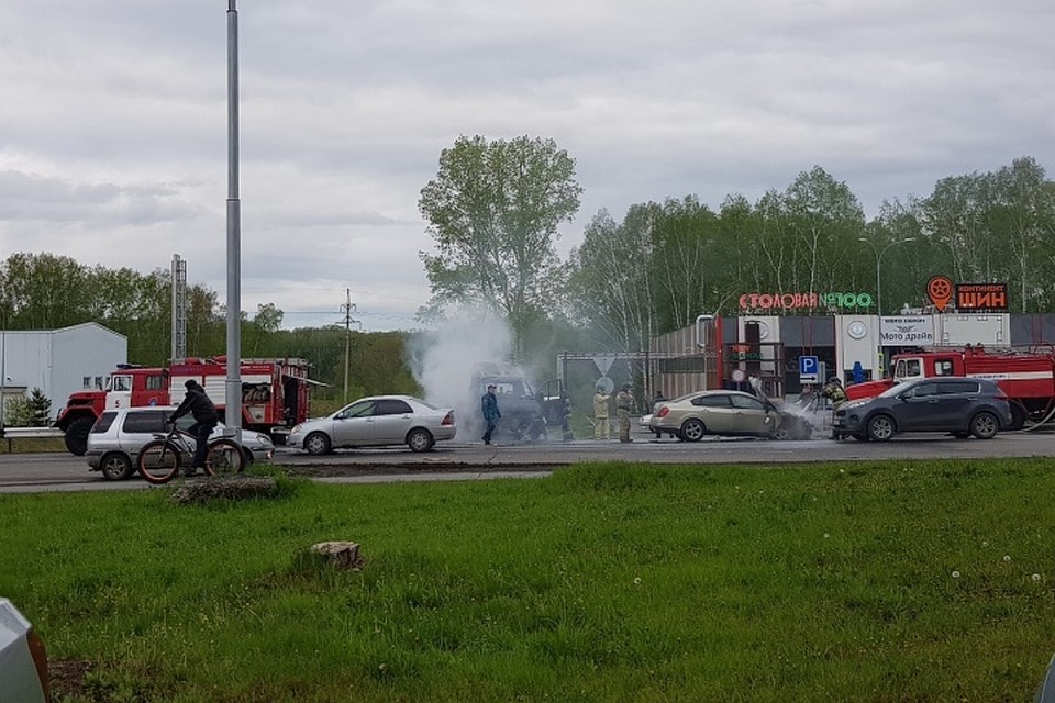 Два автомобиля сгорели утром в Кемерове. ФОТО: Ирина Старшинова.