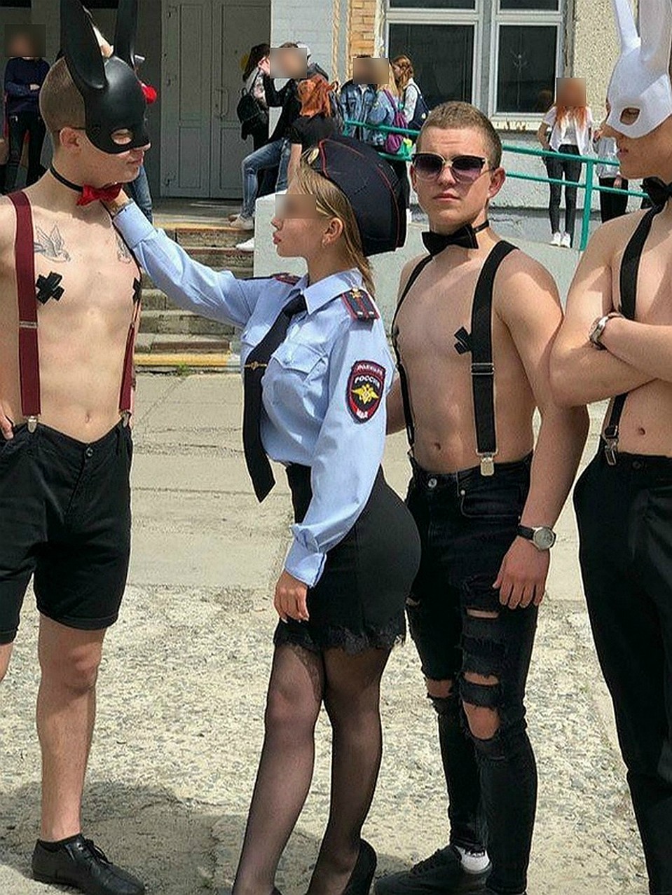 Девочки нарядились в полицейскую форму, а мальчики предстали в образах ковбоев и зайчиков Фото: Социальные сети