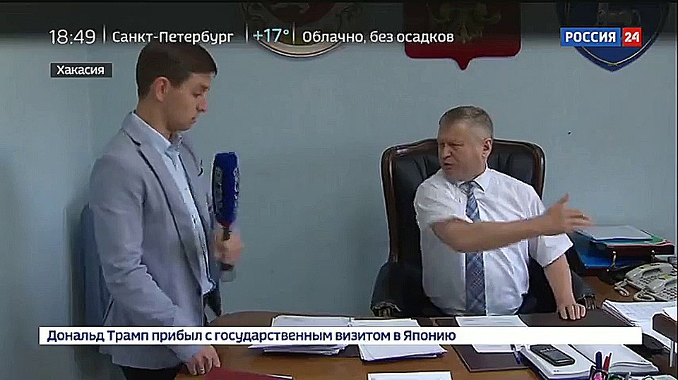 Сначала Сергей бьет по микрофону, а потом начинает выталкивать журналиста из кабинета. Фото: стопкадр с видео «Россия 24»