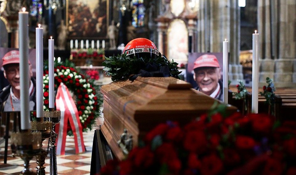 У гроба Ники Лауда - шлем великого гонщика. Фото: REUTERS