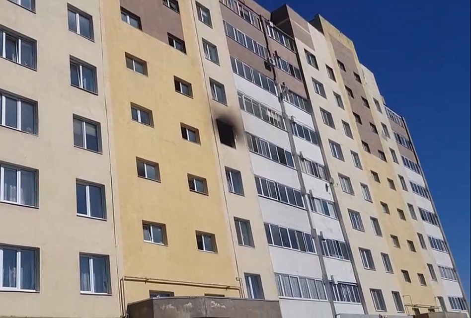 Это окно квартиры, в которой разгорелся пожар, унесший жизни четырех детей Фото: скриншот с видео