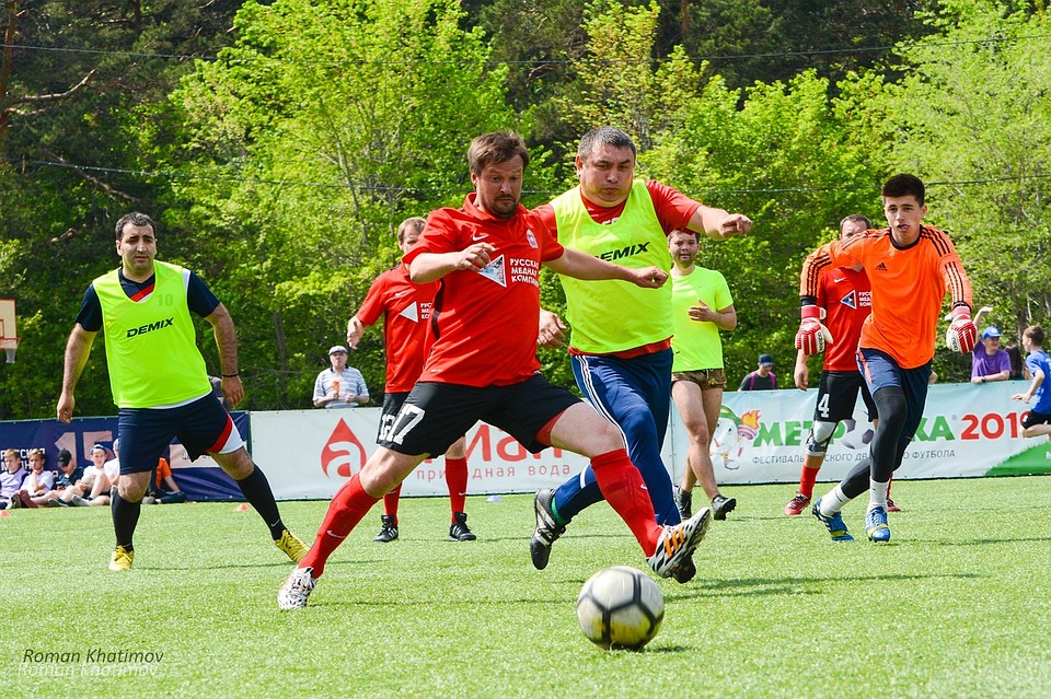 На разогреве у будущих чемпионов - ветераны футбола. Фото: Роман Хатимов.