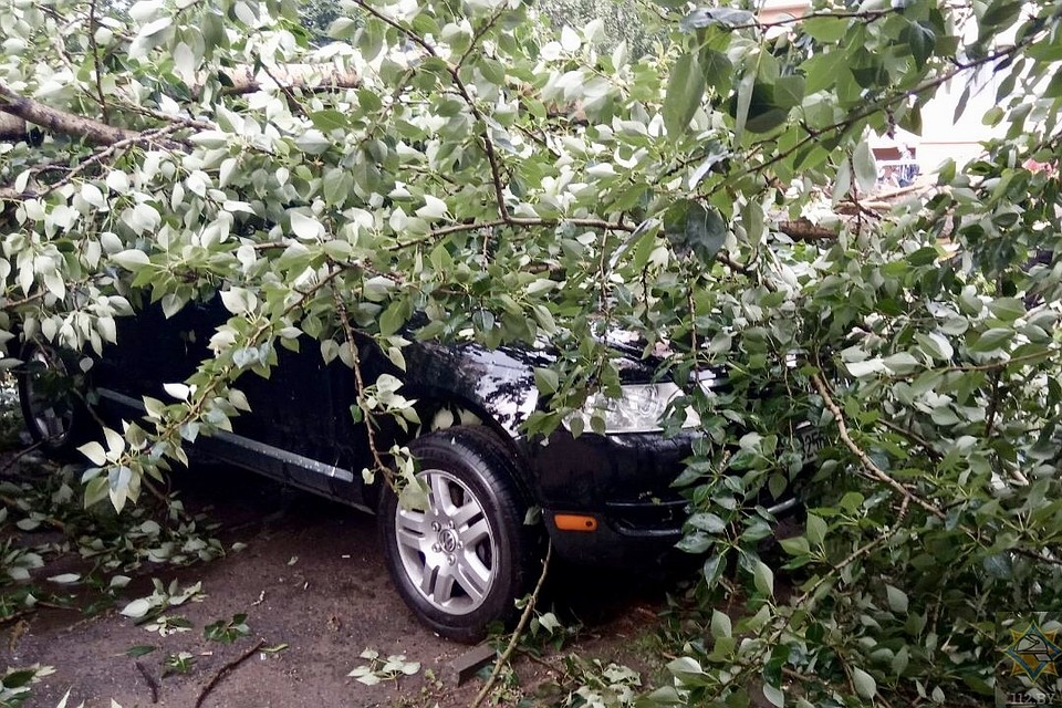 По завалами оказались припаркованные авто. Фото: МЧС.
