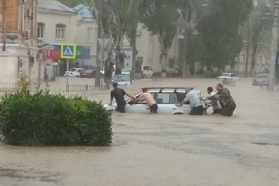 Водители помогают друг другу толкать авто Фото: Анна МЕЛЬНИКОВА