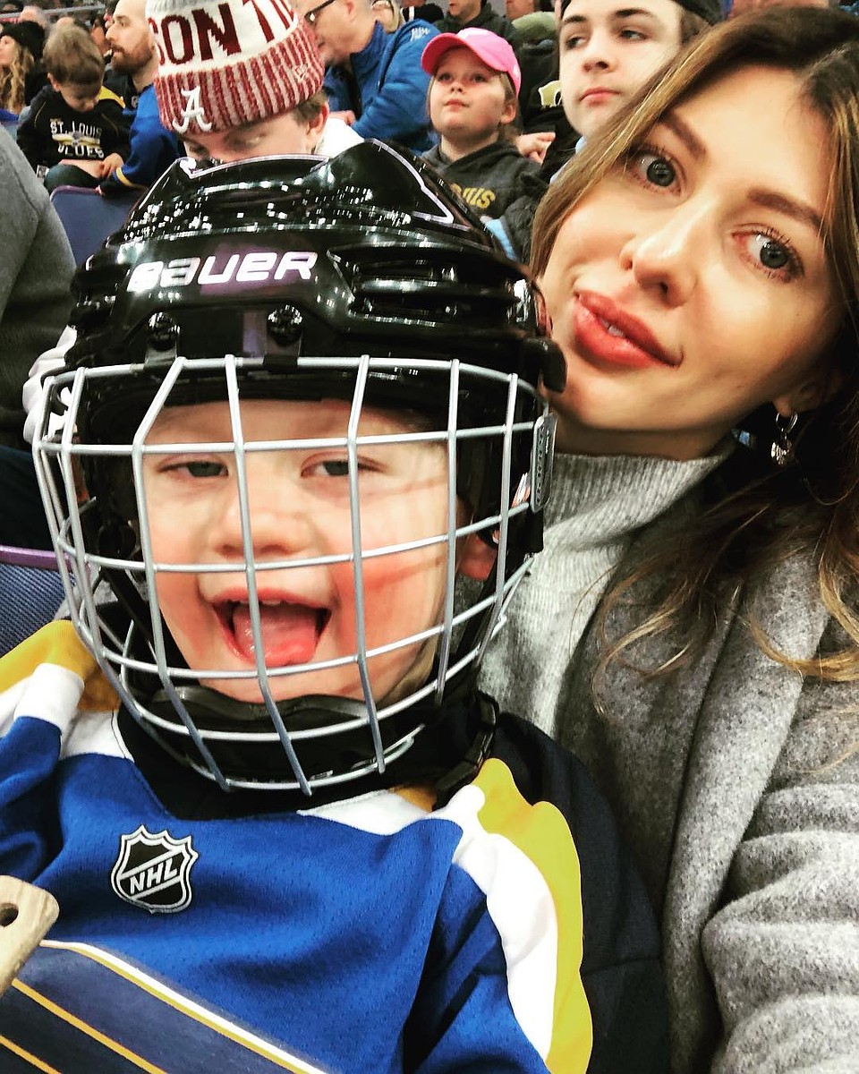 Трехлетний сын хоккеиста вместе со своей мамой. Фото: https://www.instagram.com/tarasenko.yana/ Фото: СОЦСЕТИ
