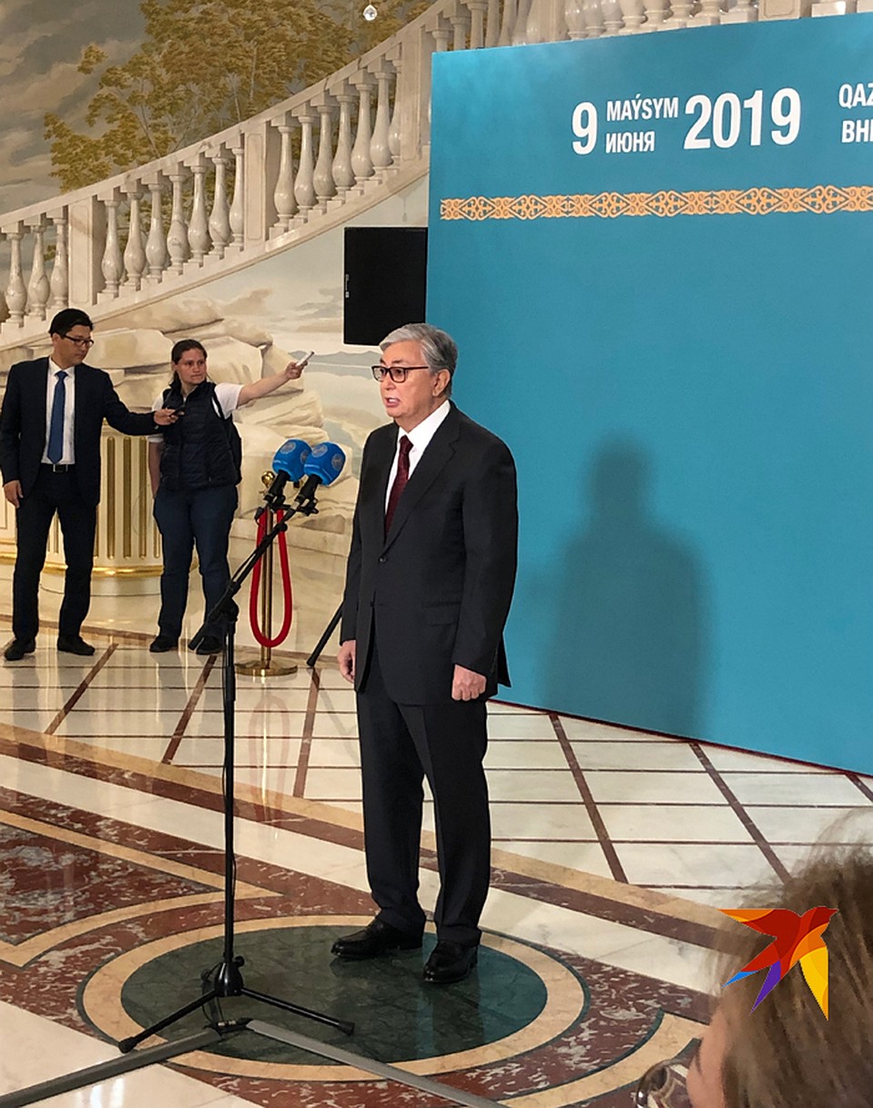 После голосования Токаев выступил перед журналистами с короткой речью Фото: Александр ГРИШИН