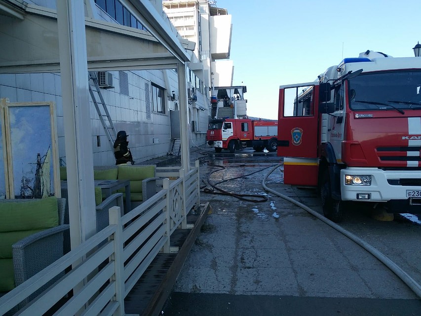 К половине седьмого вечера пожар был потушен. Фото: ГУ МЧС по РО.