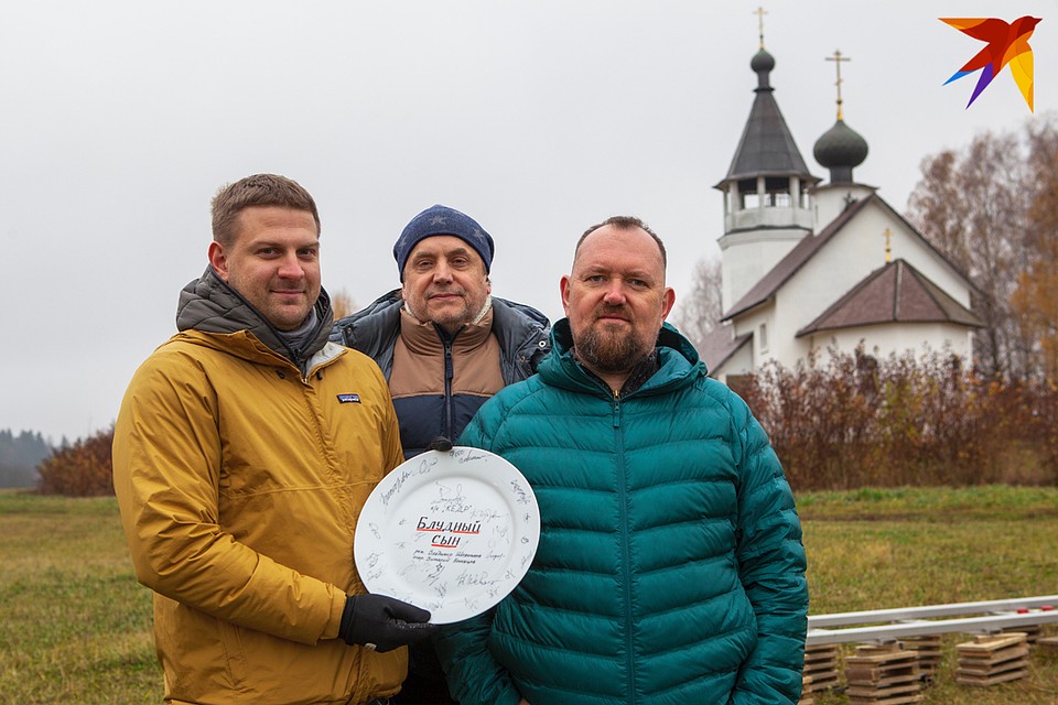Дмитрий (слева) с актером Андреем Соколовым и продюсером Владимиром Дубровиным на съемках картины "Блудный сын". Фото: Личный архив