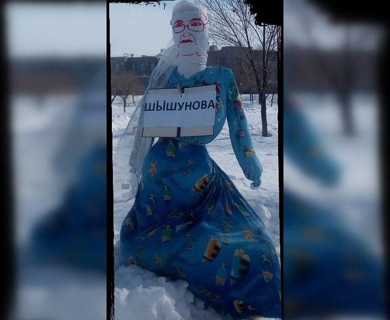 Депутат Абдалкин объясняет, что это чучело олицетворяет собой всю нечисть в медицинской сфере Фото: соцсети
