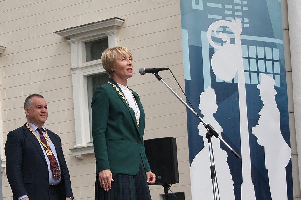 Елена Ковалева пожелала городу и его жителям мирного неба, процветания и благополучия. Фото: Елизавета Захарова
