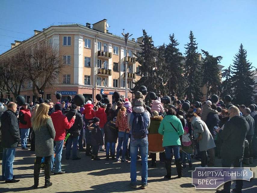 Протесты на площади собирают от 100 до 300 и более человек. Задержания и штрафы активистов не останавливают. Фото: virtualbrest.by