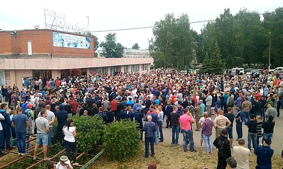 Сход жителей Чемодановки у местного Дома культуры.