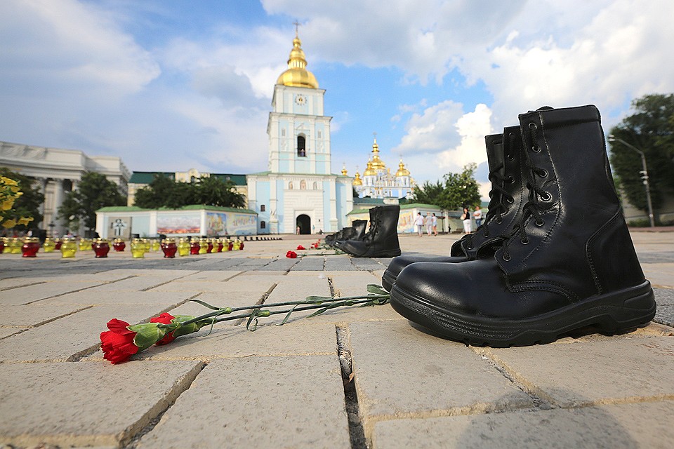 В Киеве прошла акция в память о жертвах крушения военного Ил-76 под Луганском в июне 2014 года, тогда погибло 49 человек. Фото: GLOBAL LOOK PRESS