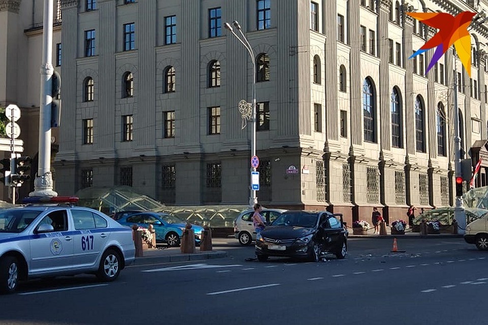 На месте аварии работала ГАИ, приезжала машина скорой помощи. Фото: Дарья ЛОМОНОВСКАЯ