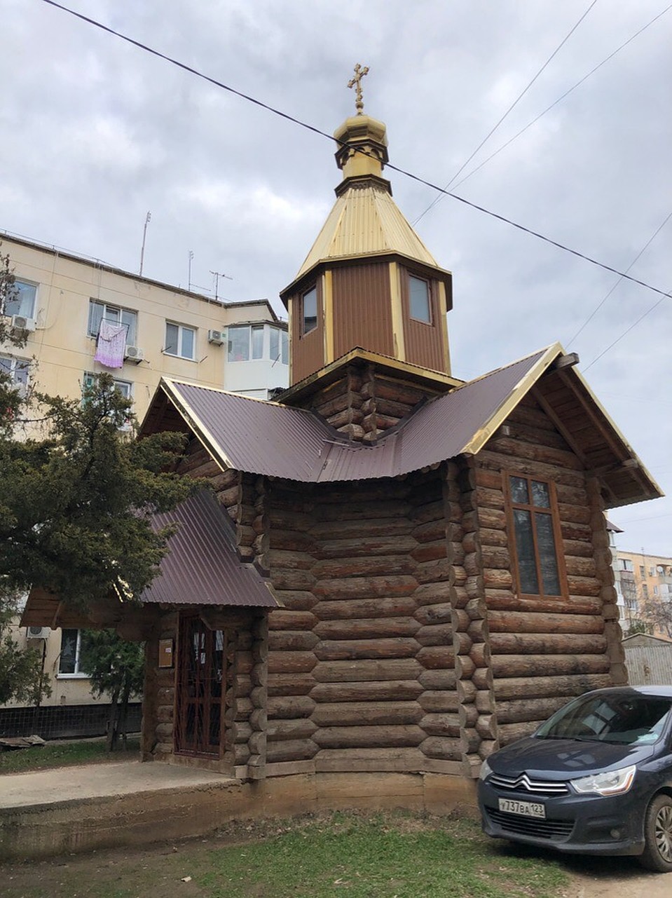 Деревянный храм занимает чуть больше 30 квадратных метров и окружен многоэтажками Фото: София ЯКУБОВА
