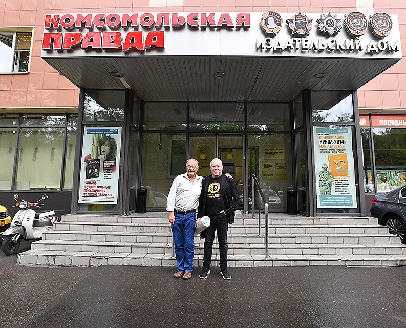 Александр Гамов и Андрей Макаревич у главного входа в редакцию Фото: Иван МАКЕЕВ