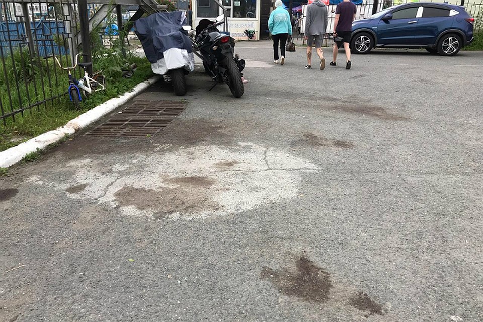 На парковке остались следы крови Фото: Анна ПЛЕТНЕВА