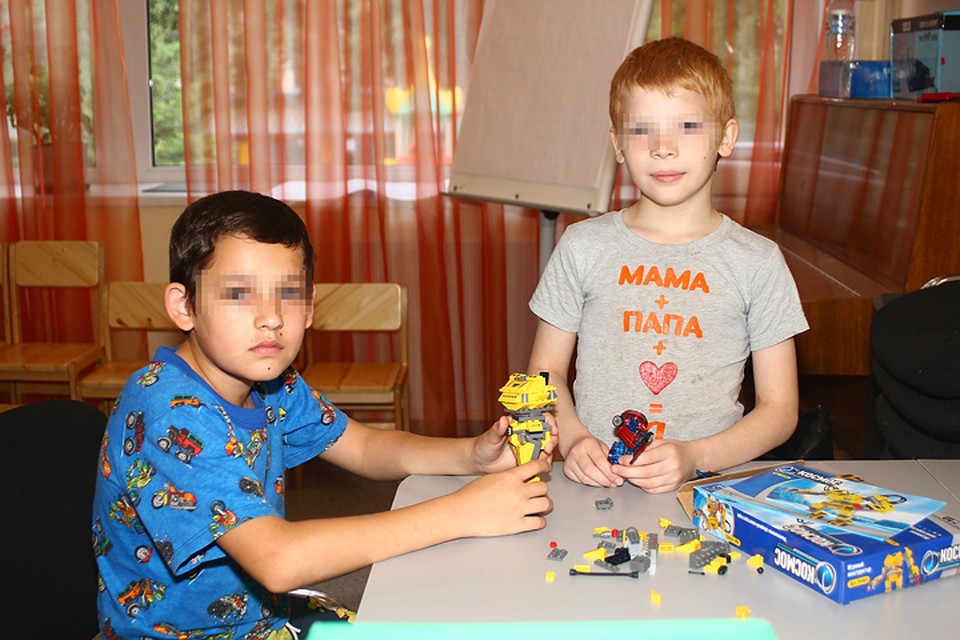 Сейчас дети в безопасности, но очень хотят к маме. Фото: Роман ИГНАТЬЕВ