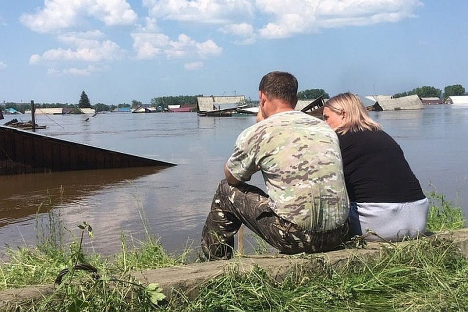 Жители Тулуна провожают свои дома, которые плывут по воде. Фото: Николай ТЕКАЛОВ.