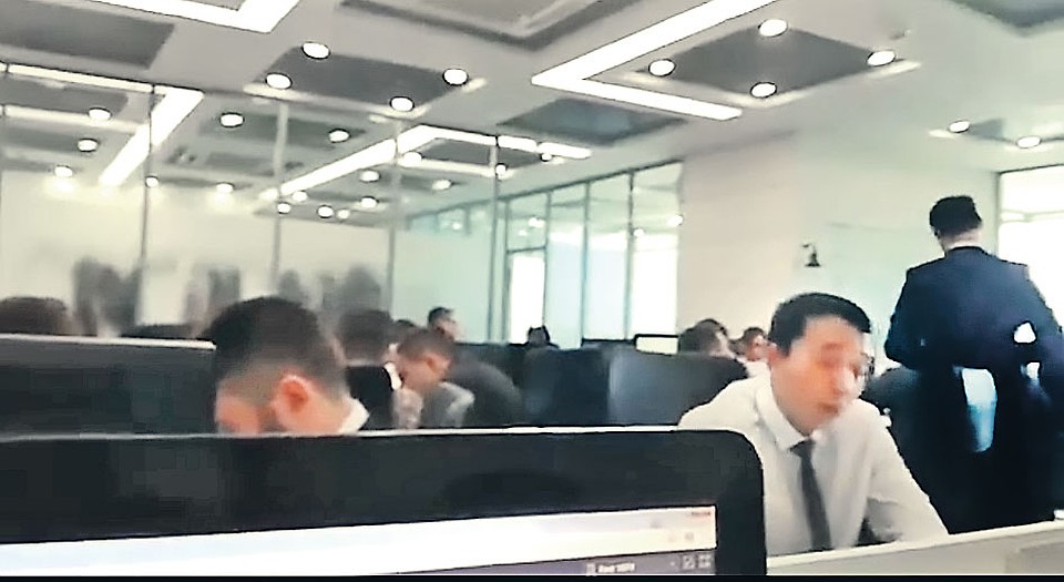 Один из пострадавших украдкой снял офис компании в башне «Федерация»: все солидно, работа бурлит. Фото: facebook.com