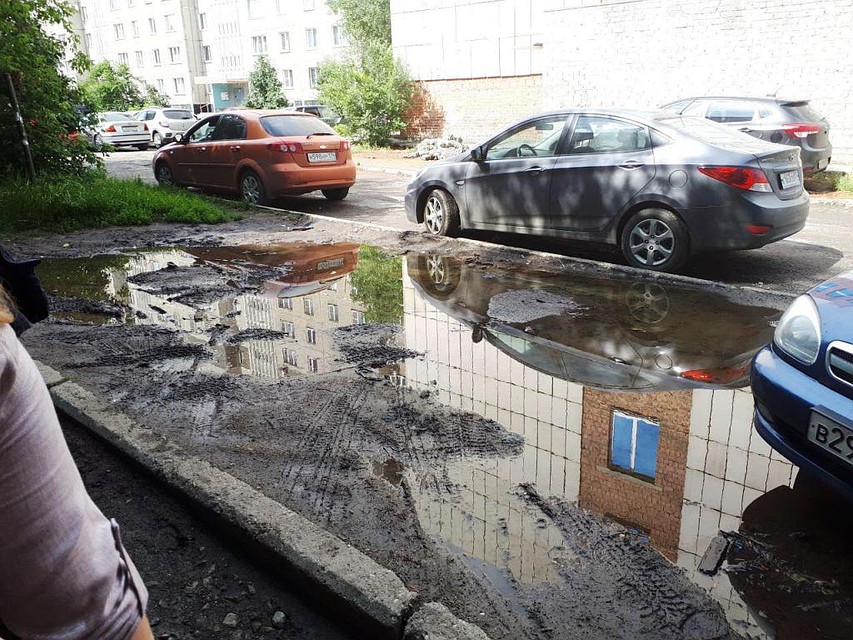 А вот такие картинки можно увидеть в каждом втором дворе города. Фото: Е-область.