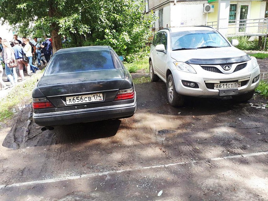 Парковка на газонах уже 15 лет практикуется в городе и стала нормой. И никто с этим не борется! Фото: Е-область.