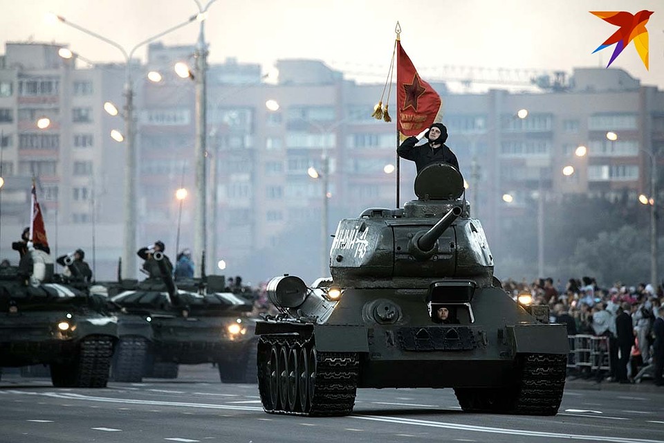 Гости парада увидели легендарный танк Т-34. Фото: Павел МАРТИНЧИК