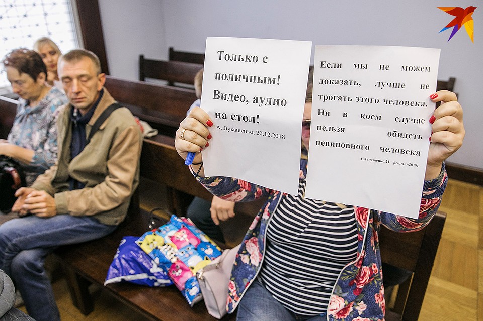 Сестра Доморацкого держала в руках листы бумаги с цитатами президента. Фото: Павел МАРТИНЧИК