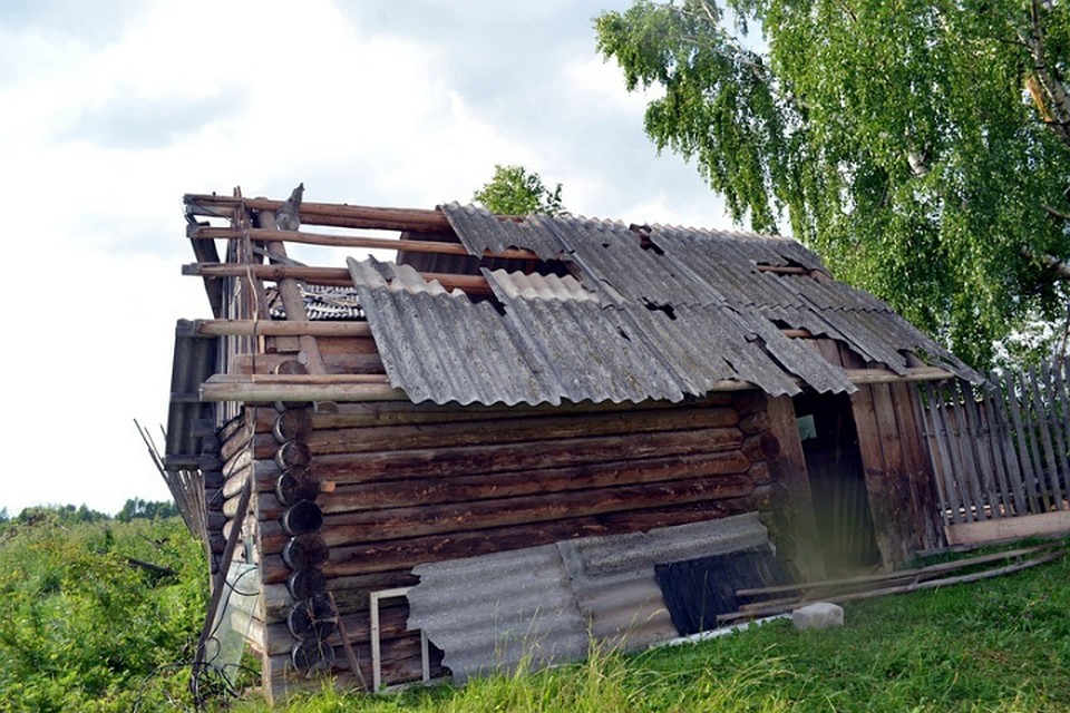 В деревнях не устояли перед смерчем и дома. Фото: Елена ДМИТРИЕВА