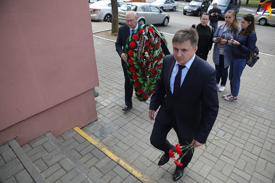 лава Фрунзенского района Сергей Шкруднев пришел на прощание с венком и гвоздиками. Фото: Святослав ЗОРКИЙ