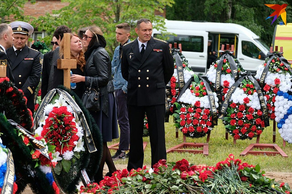Сотни венков от близких, сослуживцев и друзей Фото: Артем КИЛЬКИН