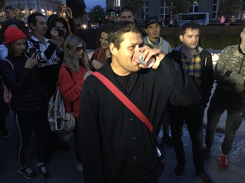 "Активист" с гордостью вещал о неоспоримой пользе алкоголя Фото: Павел КЛОКОВ