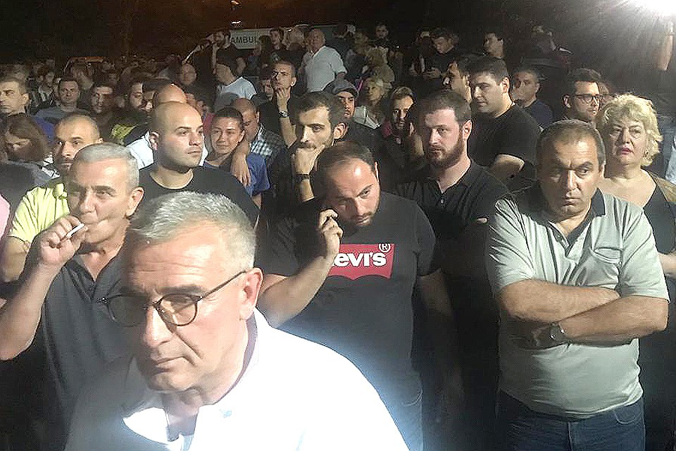 Участники ночного митинга у здания телекомпании "Рустави". Фото: Дина КАРПИЦКАЯ
