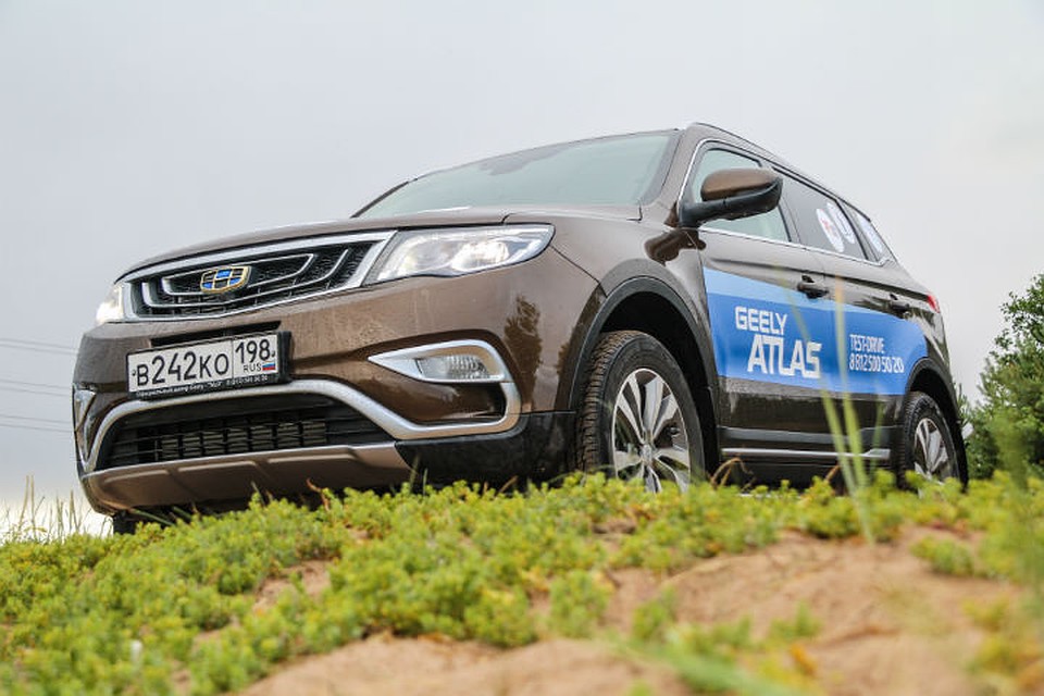 Кроссоверы повышенной проходимости Geely Atlas просто созданы для больших компаний и путешествий. Фото: Илья КРУШЕВСКИЙ