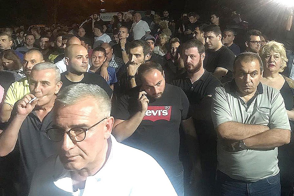 Участники митинга у здания телеканала Фото: Дина КАРПИЦКАЯ
