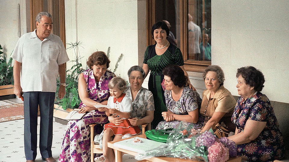Крым, 1977 год. Генеральный секретарь ЦК КПСС Леонид Брежнев, Виктория Брежнева (четвертая справа) и Галина Брежнева (на первом плане) на даче Л.И. Брежнева. Фото ИТАР-ТАСС/ Владимир Мусаэльян