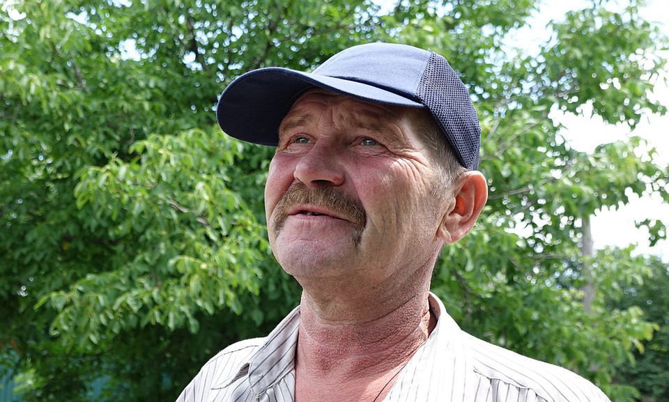 Дед Гена, житель Крутой Балки будет делать паспорт осенью, "как очереди закончатся". Ему до автобусной остановки пешком 5 километров. Ближе транспорт не ходит - все-таки линия фронта. Фото: Дмитрий СТЕШИН