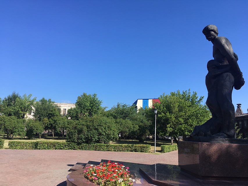 Лужайка за памятником жертвам политических репрессий, где планируются раскопки Фото: БОРЗОВ Денис