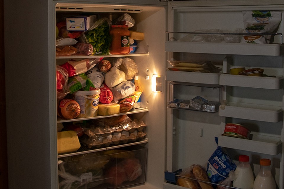 Холодильник бабушки и ее сына полон продуктов - еду им возить не нужно Фото: Рустем АХУНОВ