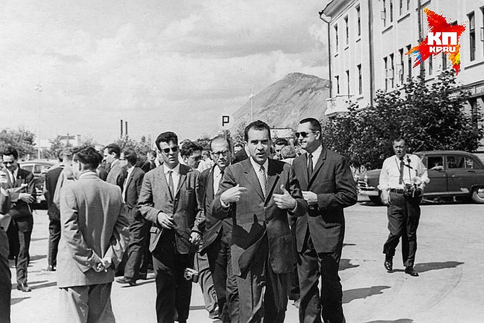 Никсон прогуливается по Дегтярску во время визита в 1959 году Фото: Архив "КП"