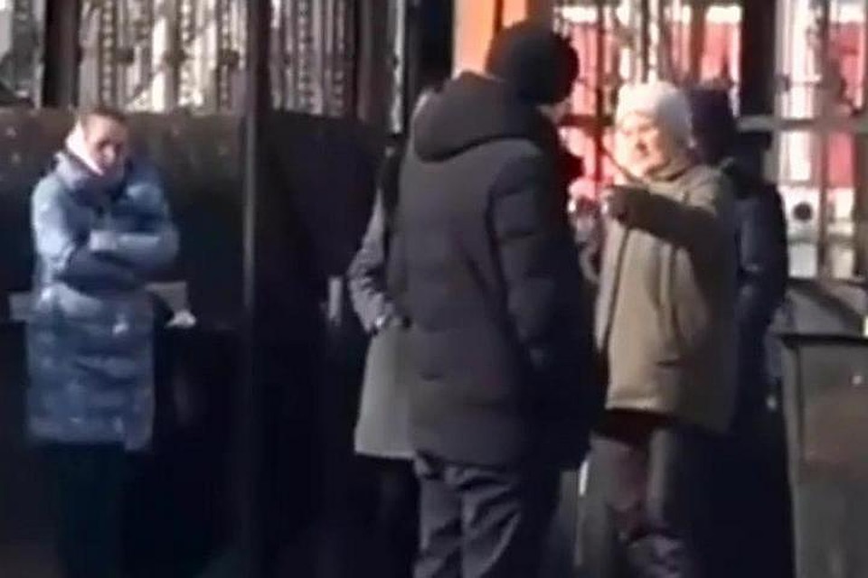 На фото идет следственный эксперимент - баба Соня показывает куда прятала части тела убитого дворника Фото: Социальные сети
