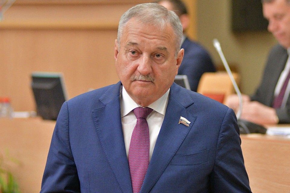 Владимир Быков считает, что практика проведения депутатских слушаний поможет не только рассмотреть проблемные вопросы, но и прийти к общему решению вместе с правительством. Фото: zsko.ru