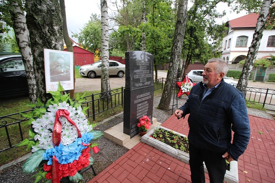 В братской могиле по соседству похоронены шесть бойцов Красной Армии, штурмовавших Кёнигсберг. Фото: Иван МАРКОВ