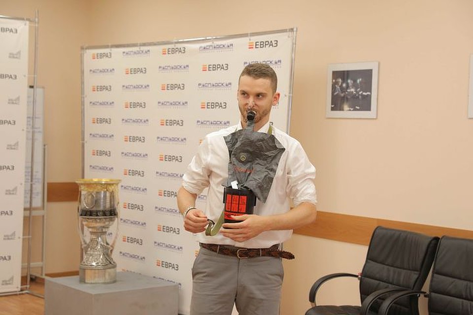 Прежде, чем спуститься в шахту, Илья Сорокин научился пользоваться самоспасателем. ФОТО: Денис Рассохин.
