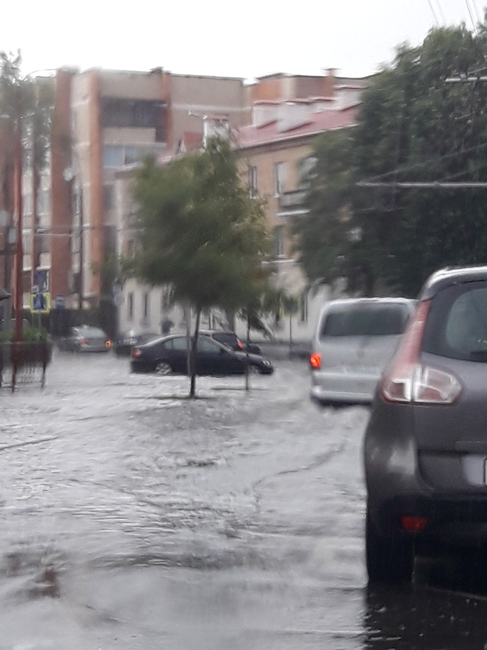 Автомобилистам не повезло оказаться в разгар дождя в центре города. Фото: «Дорожный патруль Брест»