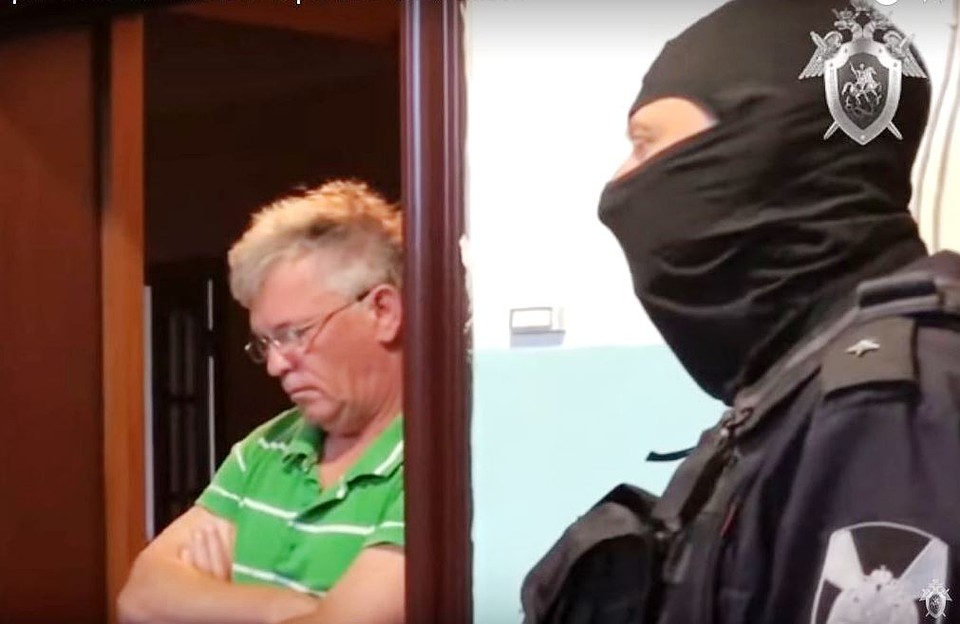Визит правоохранителей застал врасплох и.о. министра ЖКХ Астраханской области. Фото - скрин оперативного видео СУ СК РФ.
