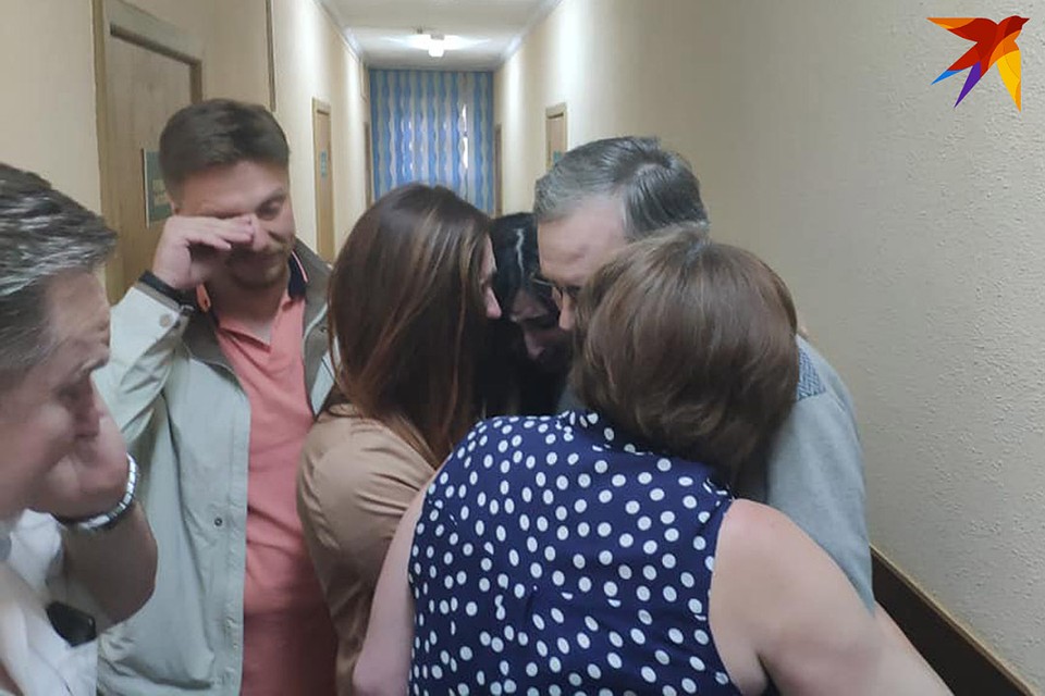 Андрей Головач обнимает своих дочерей и супругу. Фото: Дарья ЛОМОНОВСКАЯ